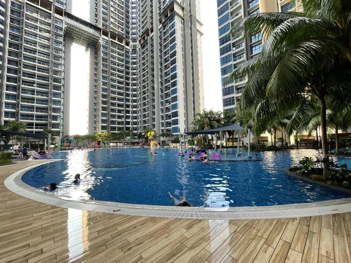 Atlantis Center Of Melaka 1B1B Max 6Pax With Big Pool And Sky Bridge Apartment  Malacca